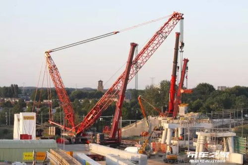 这才叫技术活 四台起重机空中接力吊梁 300t重