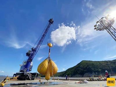 润邦重机交付国内首台装卸LNG罐箱的移动式港口起重机